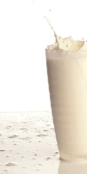 молоко в стакане со вкусоароматическими добавками дело вкуса
