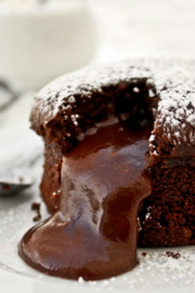 шоколадная начинка дело вкуса в шоколадном кексе с сахарной пудрой