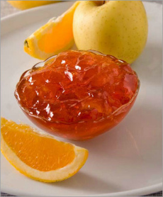 фруктовое желе жидким пектином с апельсинами и яблоками на тарелке