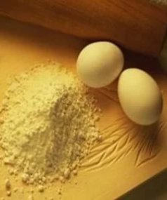 сухой яичный белок дело вкуса белого цвета и две белых яйца
