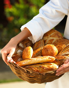 булочки, багеты, хлеб с сухими ароматизаторами дело вкуса плетеной корзинке в руках пекаря