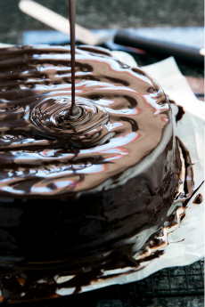 шоколадная глазурь дело вкуса льется на торт