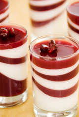 молочно-ягодное желе в стаканах, приготовленное из агар-агара дело вкуса